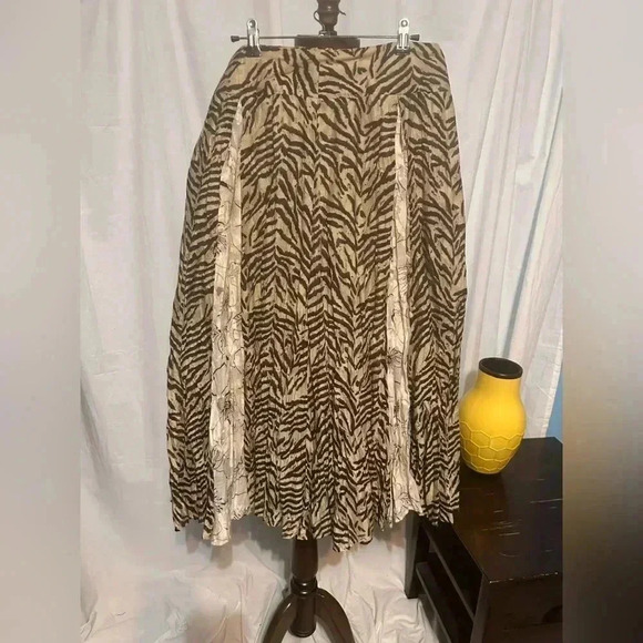 Multi-pattern Full Long Skirt. Browns. Size 6. Lined. Zip Closure. No Pockets. - Picture 1 of 7